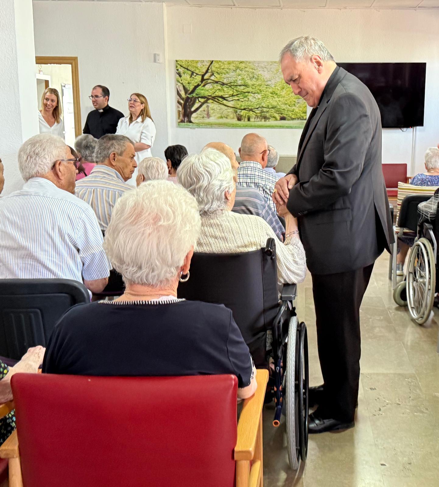 Monseñor, Gil Tamayo saludando a residentes de la Fuente de la Salud