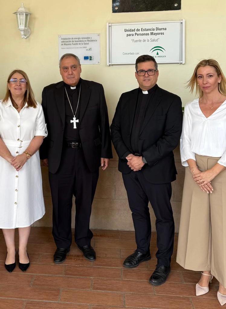 La directora del Centro Frida Luna, el Arzobispo, el párroco de Padul y la directora de la Residencia Fuente de la Salud,