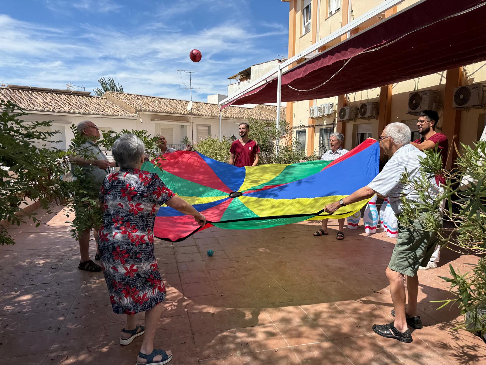 Personas usuarias de la Fuente de la Salud disfrutando de actividades