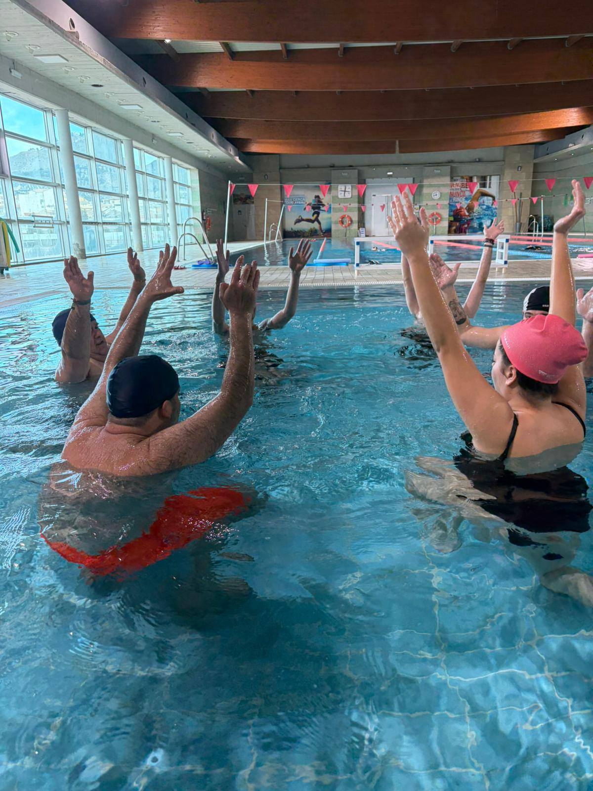 Personas usuarias del Frida Luna en taller hidroterapia