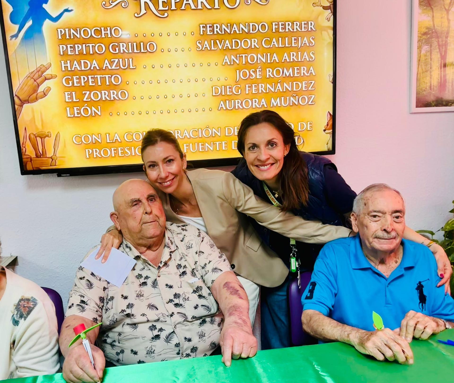 La directora del Centro posando con dos de los actores principales