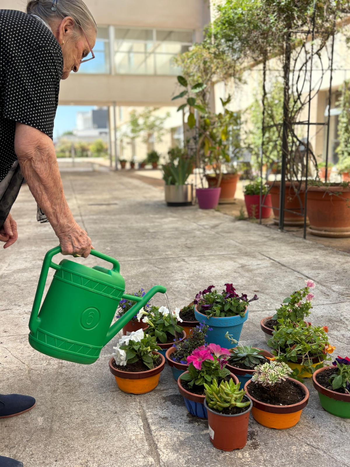 Usuaria del Centro María Zayas en el taller de jardinería 