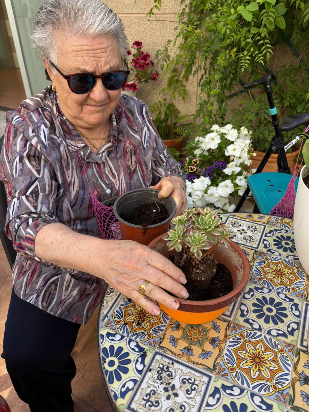 Usuaria se afana en el cuidado de las plantas