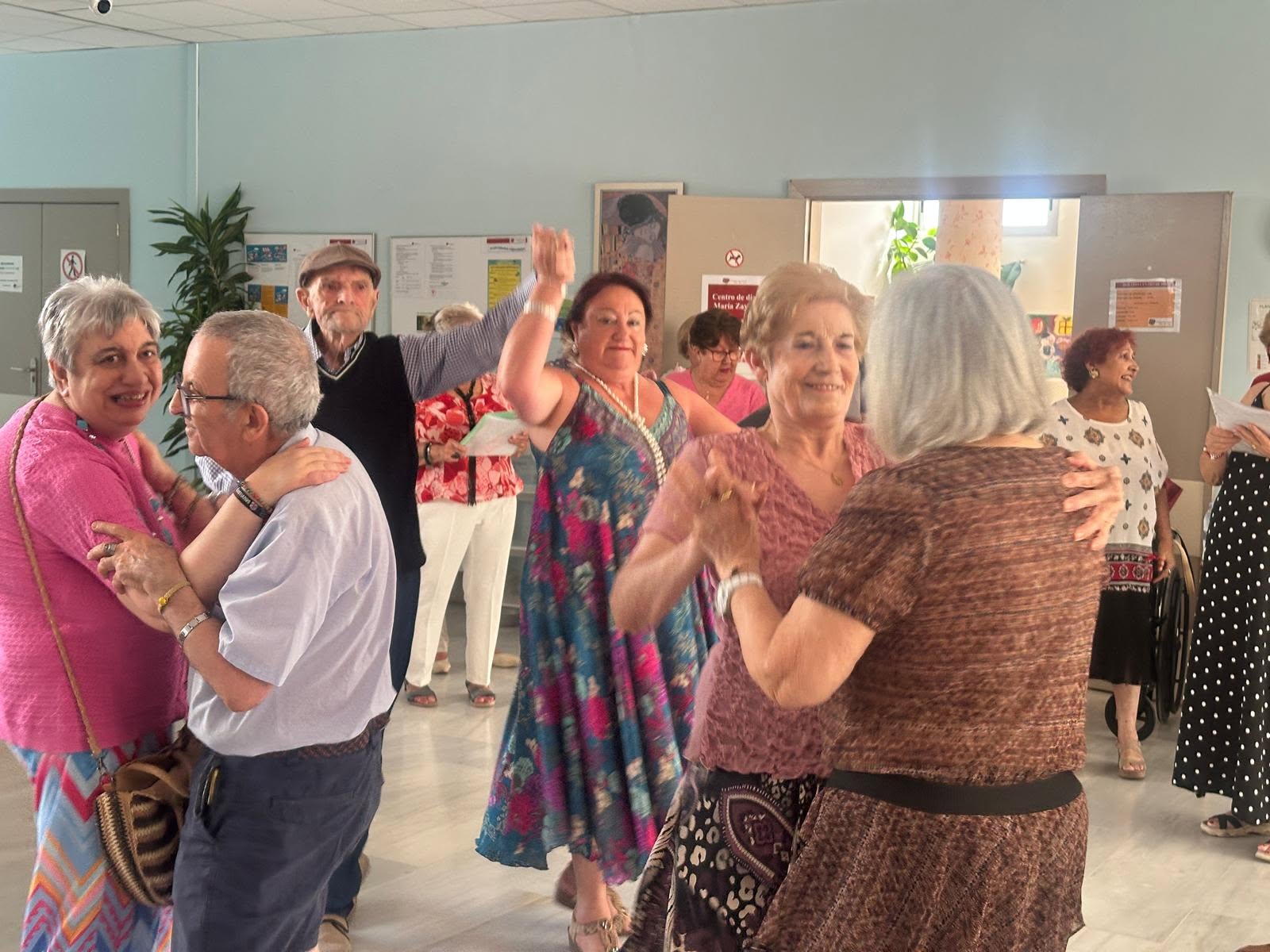 Usuarias y usuarios bailan al ritmo de pasodobles en San Juan