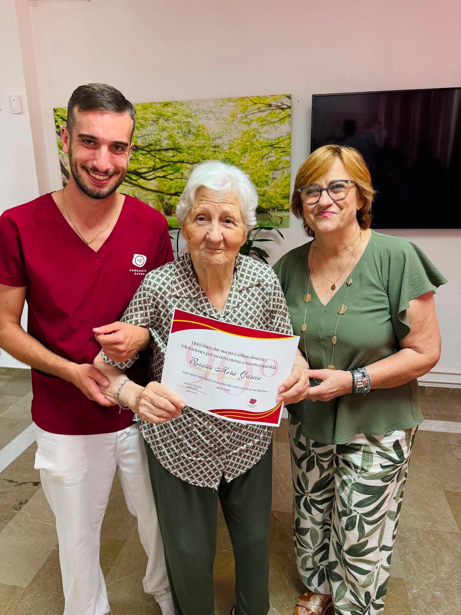 Usuaria acompañada de familiar y profesional del Centro