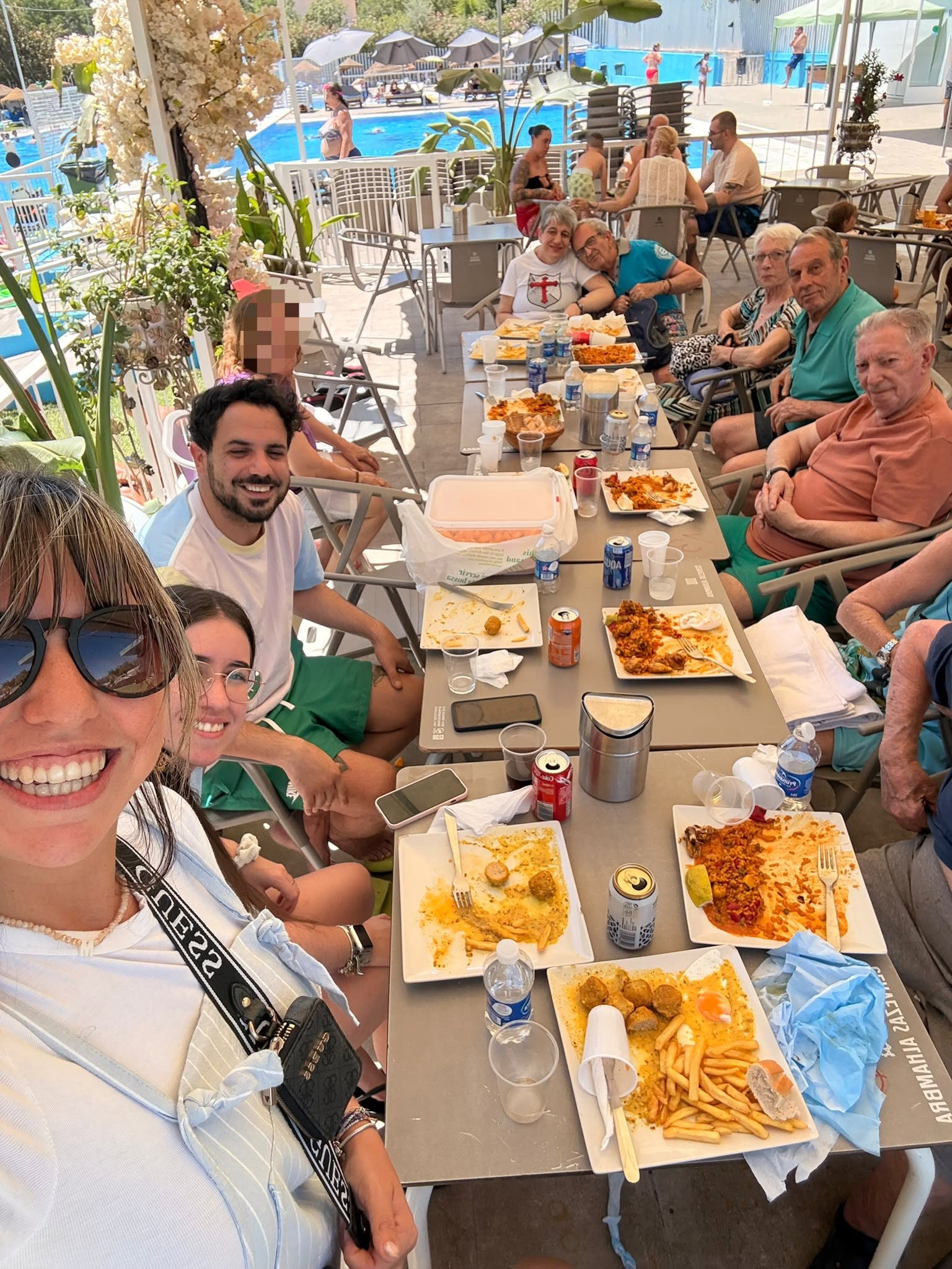 Personas trabajadoras y usuarias disfrutando de un almuerzo en la piscina de Almanjayar