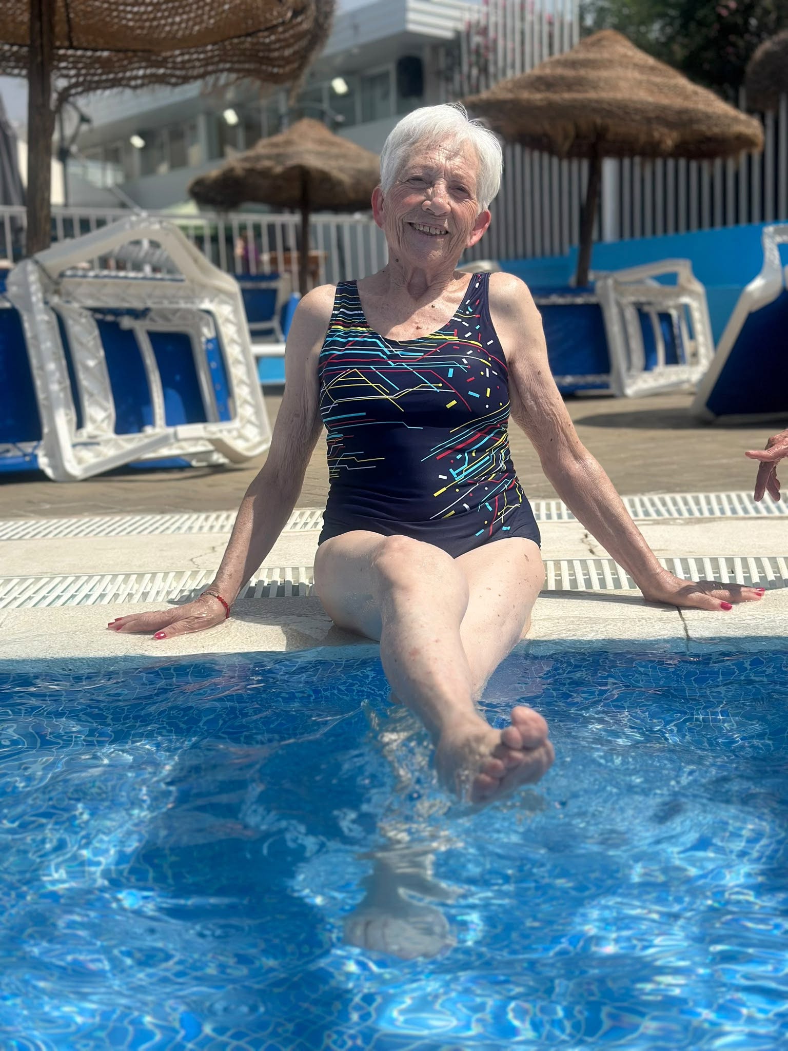 Usuaria del Centro María Zayas disfrutando en la piscina de Almanjayar