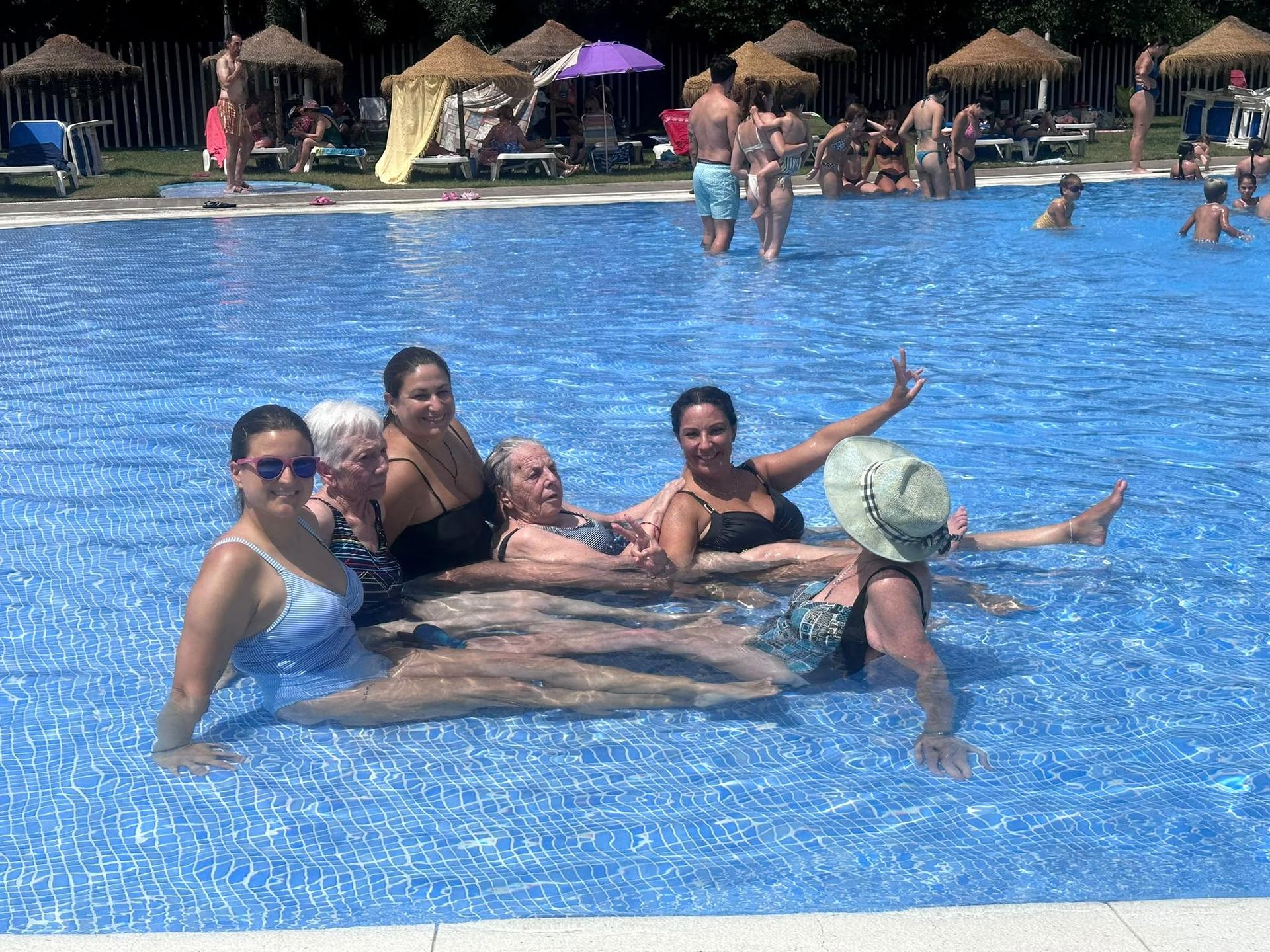 Momentos refrescantes en la piscina de Almanjayar