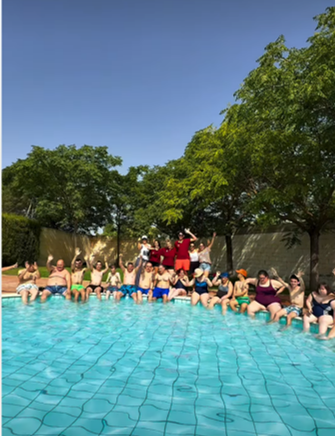 Personas usuarias y trabajadoras del Frida Luna en la piscina de Valderrubio