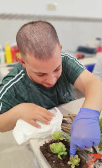 Usuario en taller de reciclado y medio ambiente