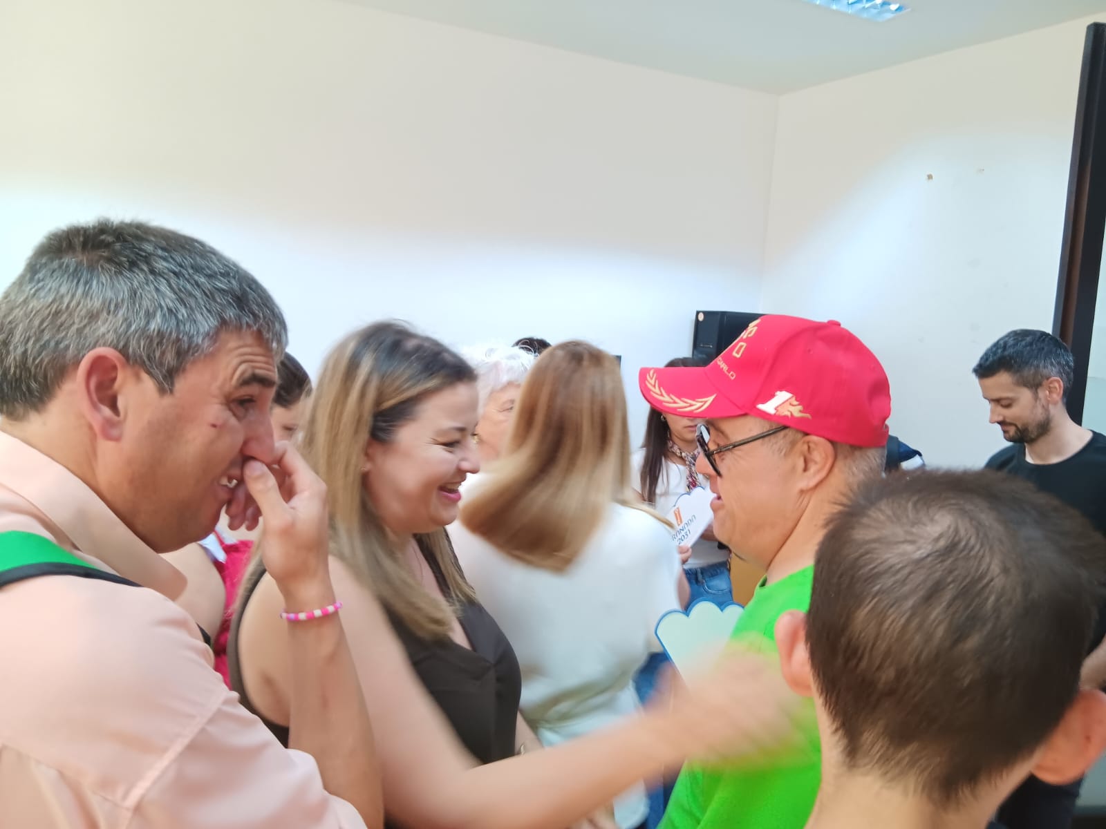 Usuarios y usuarios del Centro Frida Luna visitan la sede de la Fundación